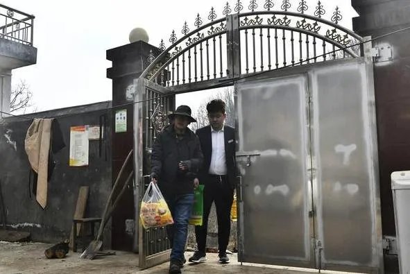 当年双腿截肢爬行26年的小伙