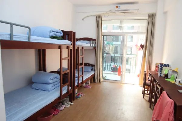 双层床安全隐患大，很多校园床铺不达标，怎么才能知道自己睡的床是否安全？