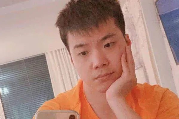 黄毅清因骨折停止拘留,请问他被拘留的根本原因是什么?