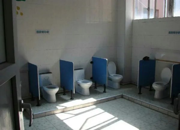 学校安排学生打扫厕所到底该不该?