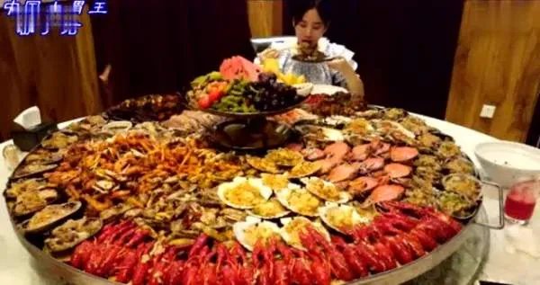 央视批所谓大胃王吃播浪费严重,你看过哪些过分的吃播主播?
