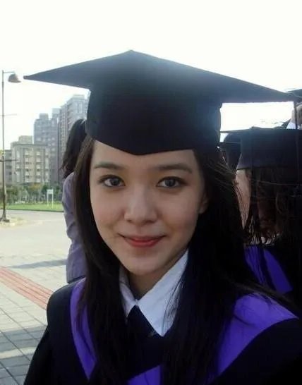 陈瑶晒学士服毕业照素颜清丽可爱，还有哪些明星晒过自己的毕业照，谁的最好看？