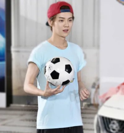 鹿晗真正素颜照帅气逼人 《真心英雄》变身陀螺展现转圈神功