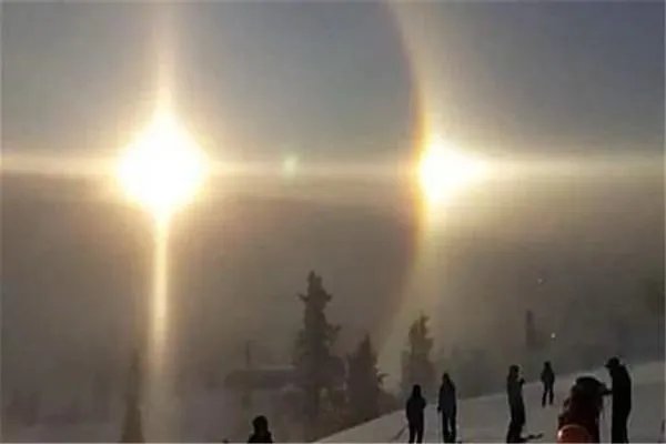 天上突然出现两个太阳，究竟发生了什么？