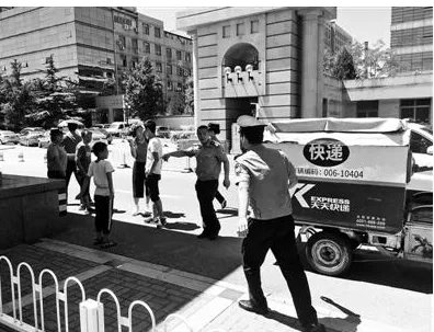 藏快递车混入清华被拦下了？