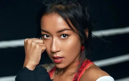 程莉莎向吉克隽逸道歉，吉克隽逸对此是如何回应的？