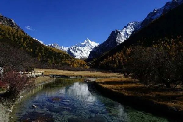 稻城亚丁部分游客被半路劝返,工作人员怎样解释?