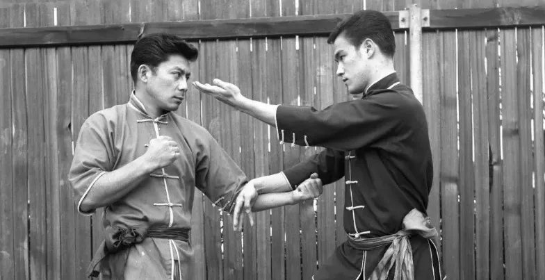 李小龙“守墓人”去世,他为何如此信仰李小龙呢?