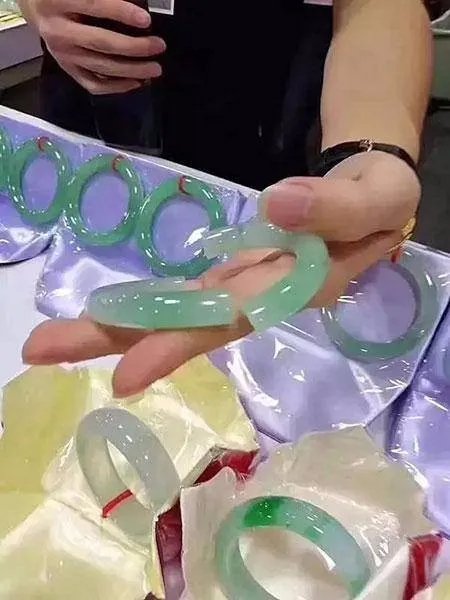 试戴手镯摔碎吓晕是怎么回事？