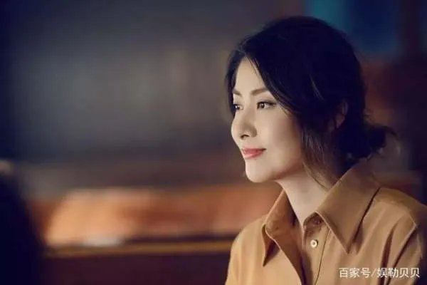 陈慧琳演出被冻到表情失控,穿了羽绒长裙也顶不住,怎么那么敬业呢?