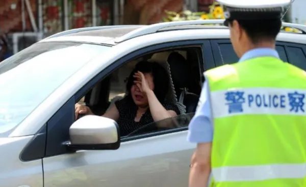 石家庄女司机不礼让行人还殴打辱骂协管员,她为何会在开车时如此暴躁?