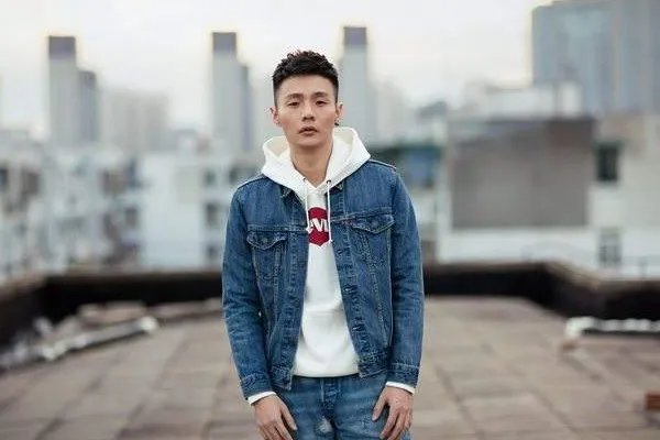 李荣浩骂骂咧咧退出直播间，咋回事？