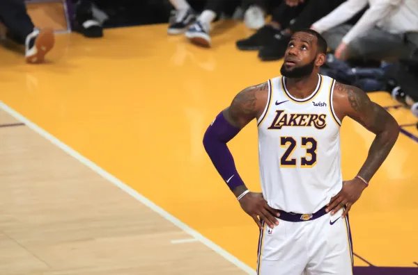 NBA常规赛中湖人121-118战胜灰熊,场上表现最佳的球员是谁?