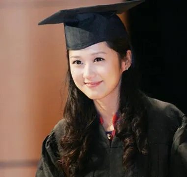 陈瑶晒学士服毕业照素颜清丽可爱，还有哪些明星晒过自己的毕业照，谁的最好看？
