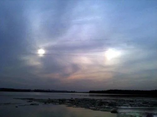 天上突然出现两个太阳，究竟发生了什么？