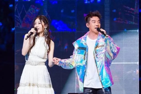 郑恺苗苗官宣领证，他们是怎么相识相恋的？