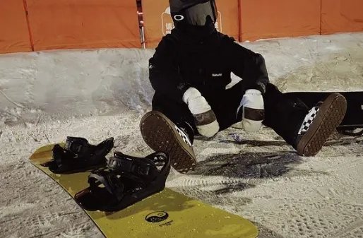 李小璐滑雪照惹争议，摆拍动作和PG1一样，难道她不避嫌吗？