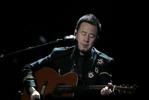 杨坤当街夜会三女，为何反被质疑性取向?