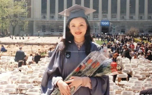 陈瑶晒学士服毕业照素颜清丽可爱，还有哪些明星晒过自己的毕业照，谁的最好看？