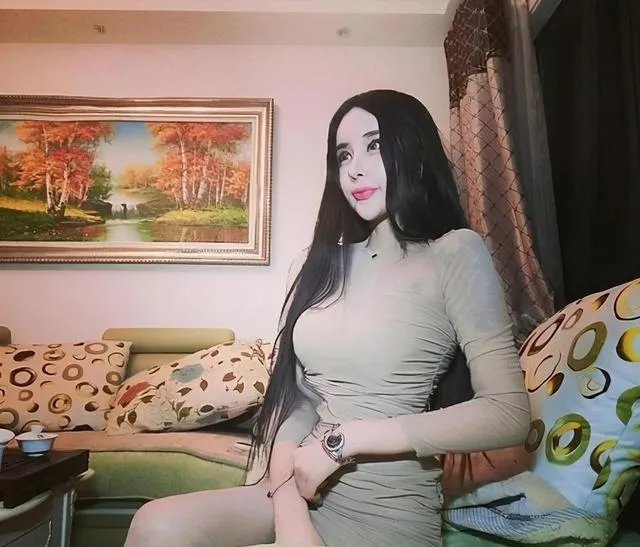 14岁就开始整容成“蛇精脸”，因炫富走红，现在又整成了混血，你怎么看？