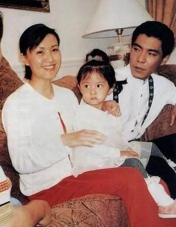 55岁方舒照片依旧艳丽 其女清纯不输母亲