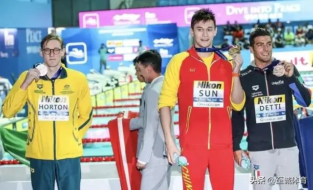 孙杨200米预赛小组第一晋级,没有受到霍顿干扰。还与澳大利亚选手击掌。如何评价?