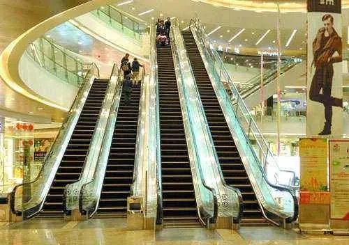 自动扶梯两侧的毛刷有什么作用？？