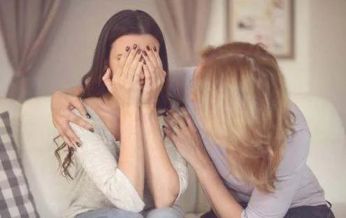 43岁母亲意外怀上二胎，说想生下来，作为女儿该怎么办？