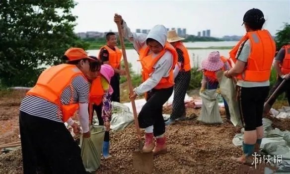 江西阿姨放弃广场舞上堤抗洪 这才是乘风破浪的姐姐