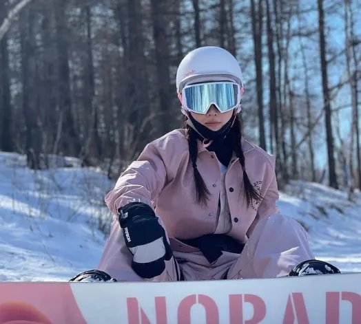 李小璐滑雪照惹争议，摆拍动作和PG1一样，难道她不避嫌吗？