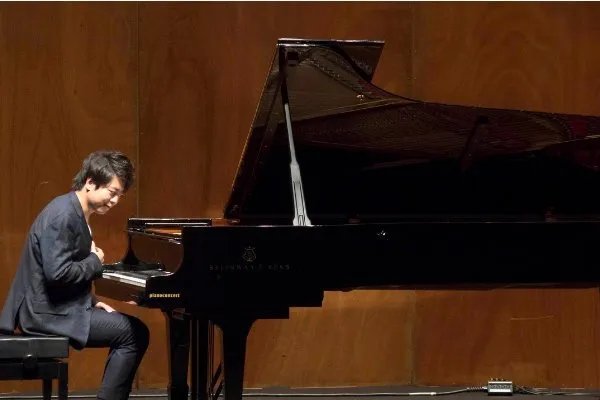 郎朗老婆太惨了!原来郎朗不帮她拿行李,是因为没有郎朗的手值钱?