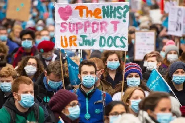 英国70岁以上新冠感染者占比创纪录，这个国家的疫情发展到什么程度了？