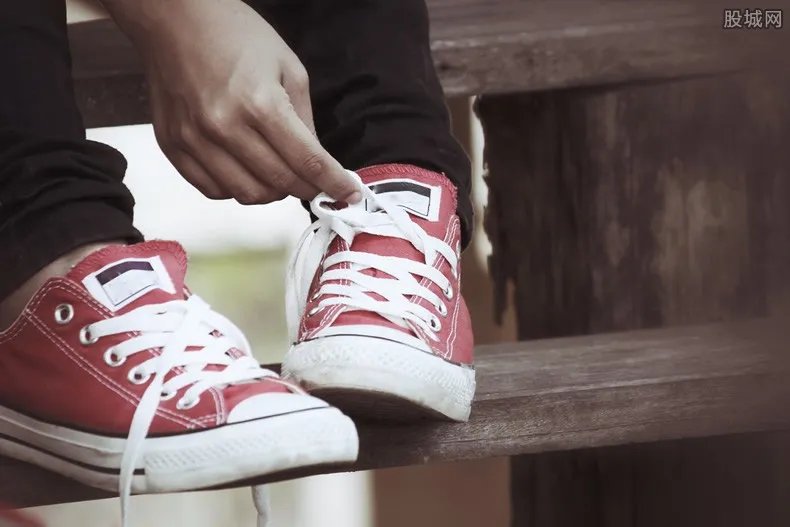 女子因鞋被弄脏辱骂保洁员：我这双鞋值2万要赔50