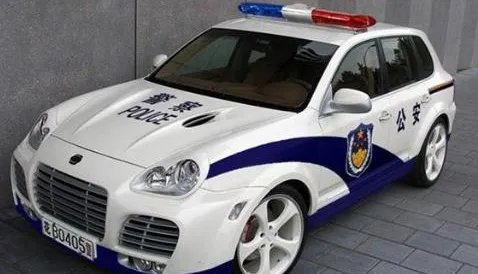 成都警车横停人行道拦路为何被网友点赞？