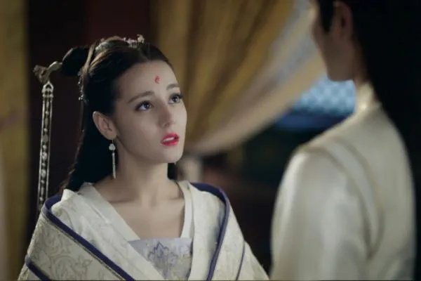 迪丽热巴现身直播间,超高颜值令人惊艳,你最喜欢她的哪个角色?