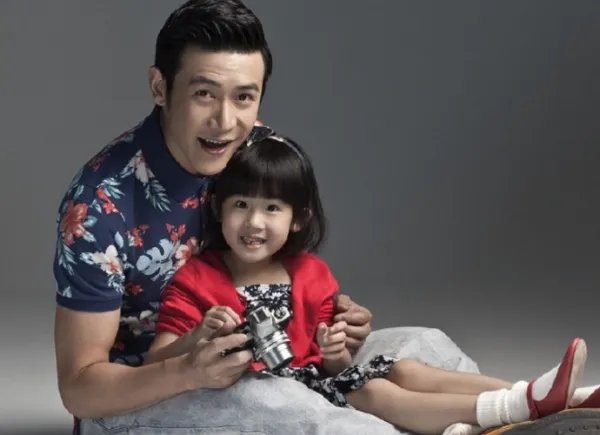 陆毅13岁女儿近照曝光五官精致，更像谁一些？