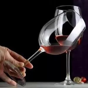 李嘉诚从亚洲首富到现在的亚洲第四, 这表明了什么？