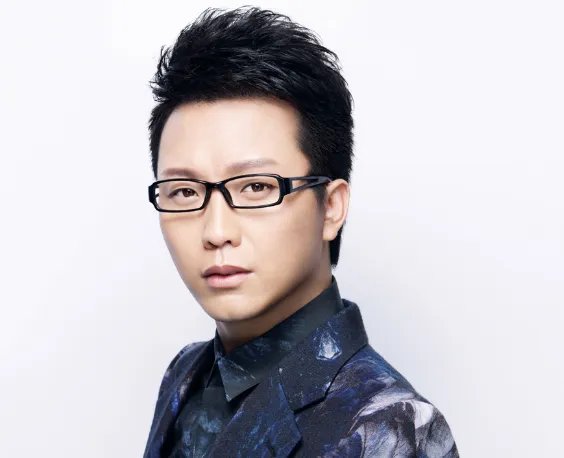 李玉刚隐藏多年的老婆来头不小，岳父背景更是了不得，难怪不公开，是谁呢？