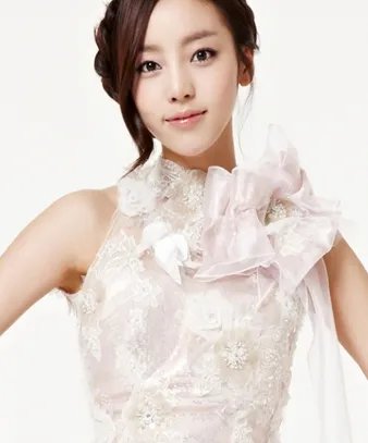 雪莉具荷拉诡异照片 雪莉整容前后照片