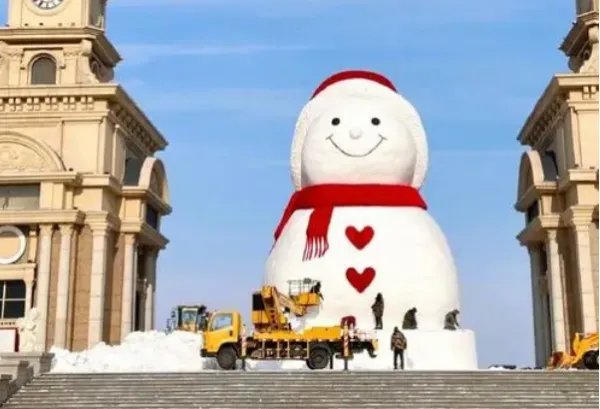 哈尔滨18米高大雪人出圈，这个雪人是咋堆的？会不会在短时内融化掉？