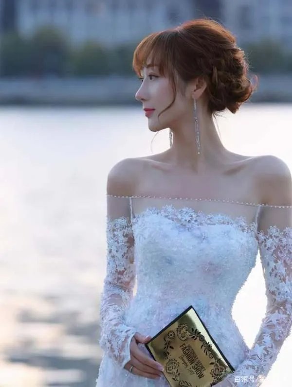 她5年连剖4胎，挺着孕肚替陈浩民道歉，如今幸福吗？