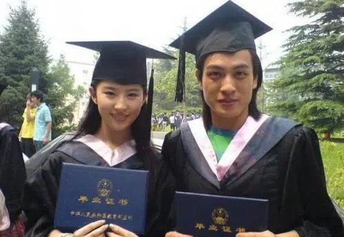 陈瑶晒学士服毕业照素颜清丽可爱，还有哪些明星晒过自己的毕业照，谁的最好看？