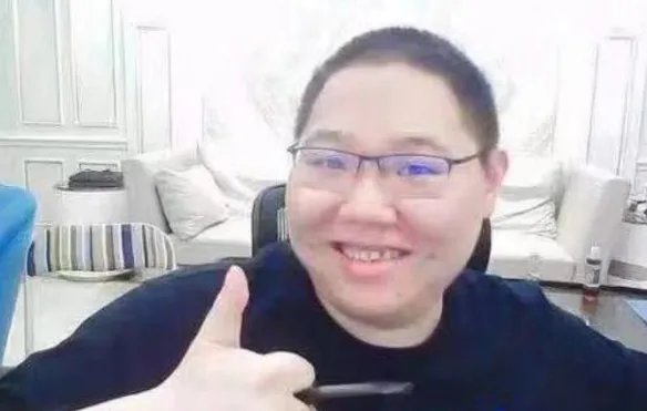 微博热议PDD暂停直播：这一次真的裂开了！早日康复