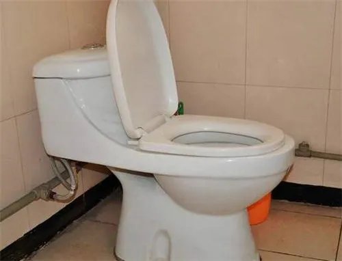 马桶堵了水已经满了怎么办