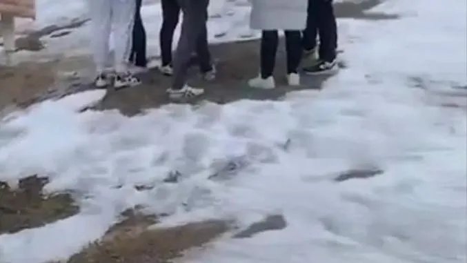 近日，上万年钙化滩遭游客踩踏，游客此举造成了什么影响？