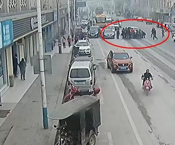 男孩被卷越野车底是什么情况？