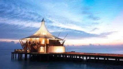 马尔代夫的总人口是多少?马尔代夫的国旗是什么样的?