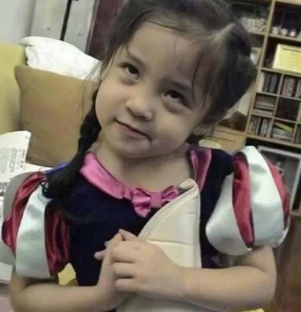 欧阳娜娜童年照够可爱了，宋祖儿的更加惊艳，她们童年时期是什么样？