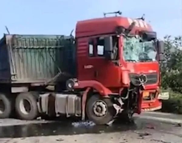 河北承德一公交车与货车相撞,这到底是谁的责任?