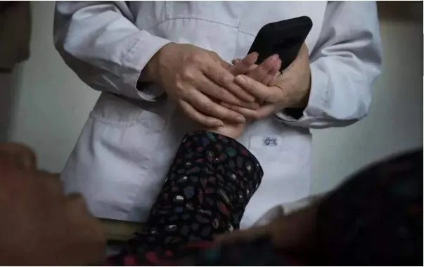 保姆虐打85岁老人辩称是闹着玩，为啥保姆会虐待老人？